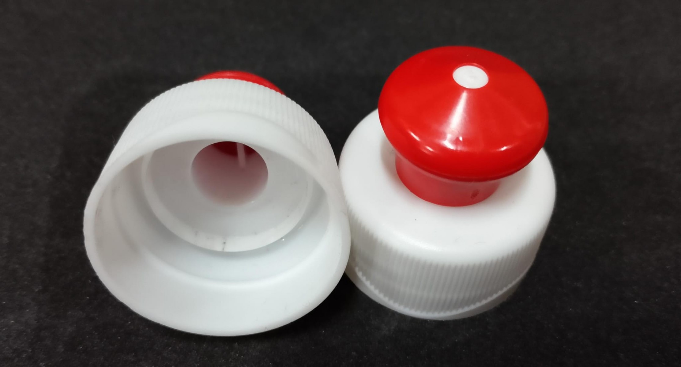 FCPD-28*28/410 MM. BEYAZ KIRMIZI PLASTİK DETERJAN KAPAK (ÇEVİRMELİ)