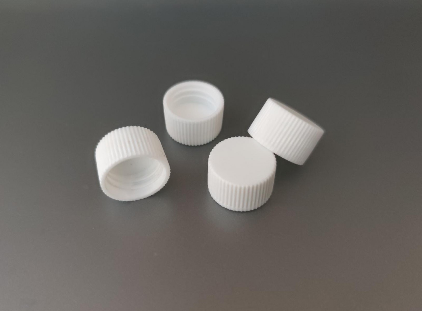 FCPK-18 * 18 ml Çevirmeli Beyaz Plastik Kapak FCPK-18 * 18 ml Çevirmeli Beyaz Plastik Kapak