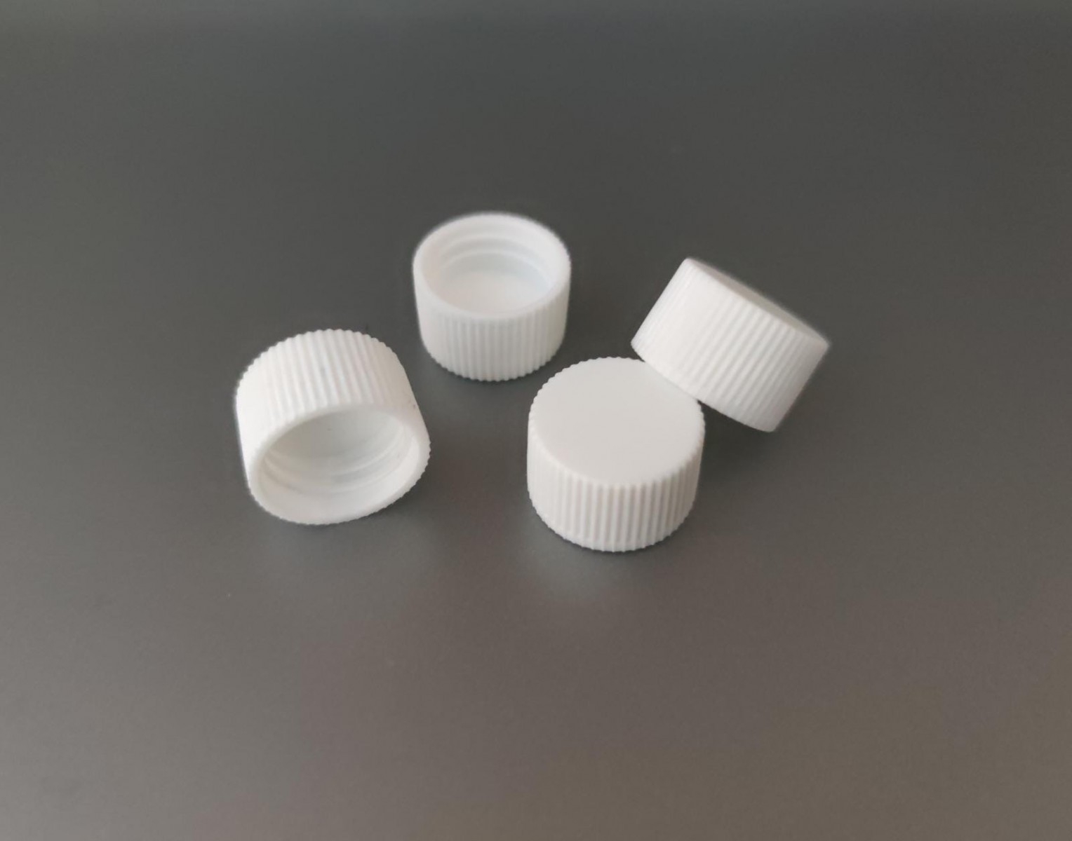 FCPK-18 * 18 ml Çevirmeli Beyaz Plastik Kapak FCPK-18 * 18 ml Çevirmeli Beyaz Plastik Kapak