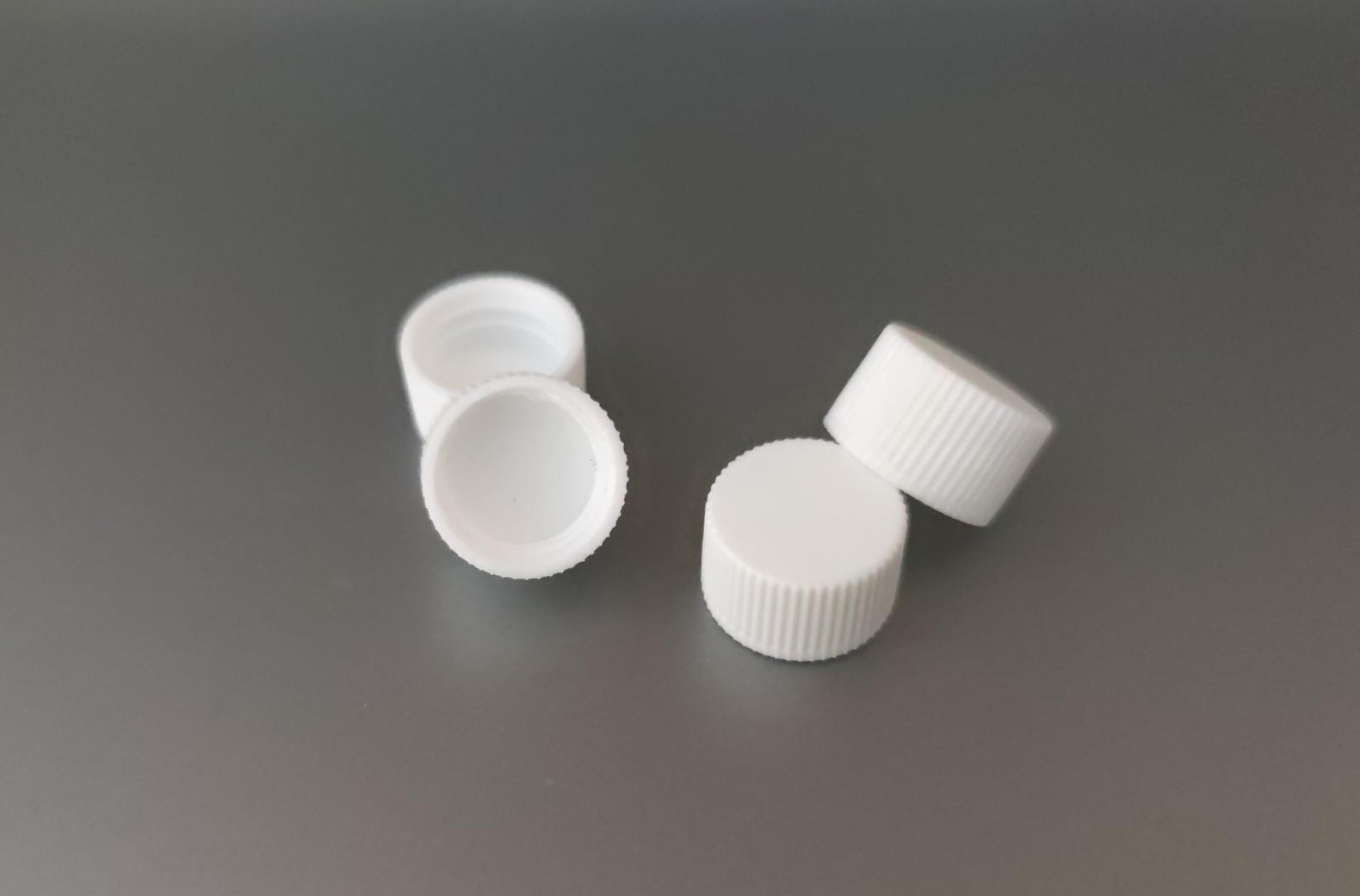 FCPK-18 * 18 ml Çevirmeli Beyaz Plastik Kapak FCPK-18 * 18 ml Çevirmeli Beyaz Plastik Kapak