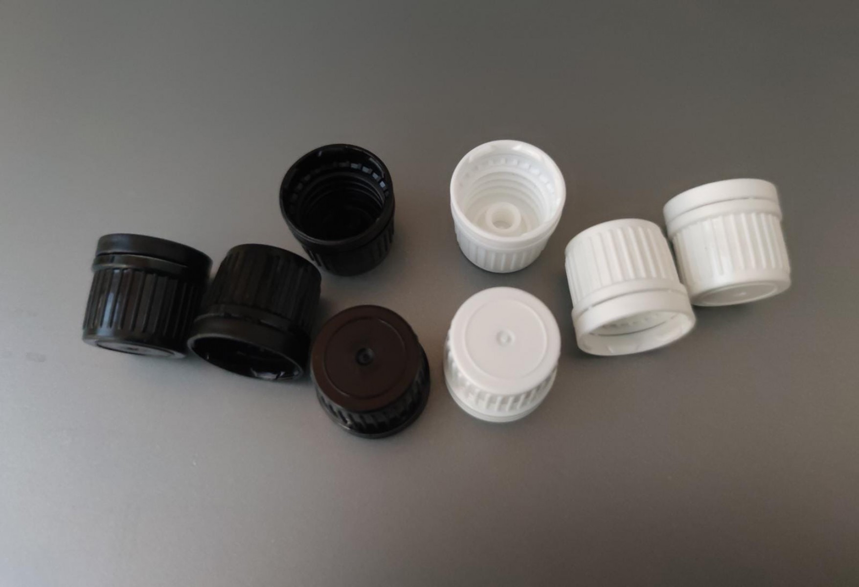 FCPKK-18*18/410 MM. SİYAH/BEYAZ PLASTİK KİLİTLİ KAPAK (ÇEVİRMELİ) FCPKK-18*18/410 MM. SİYAH/BEYAZ PLASTİK KİLİTLİ KAPAK (ÇEVİRMELİ)