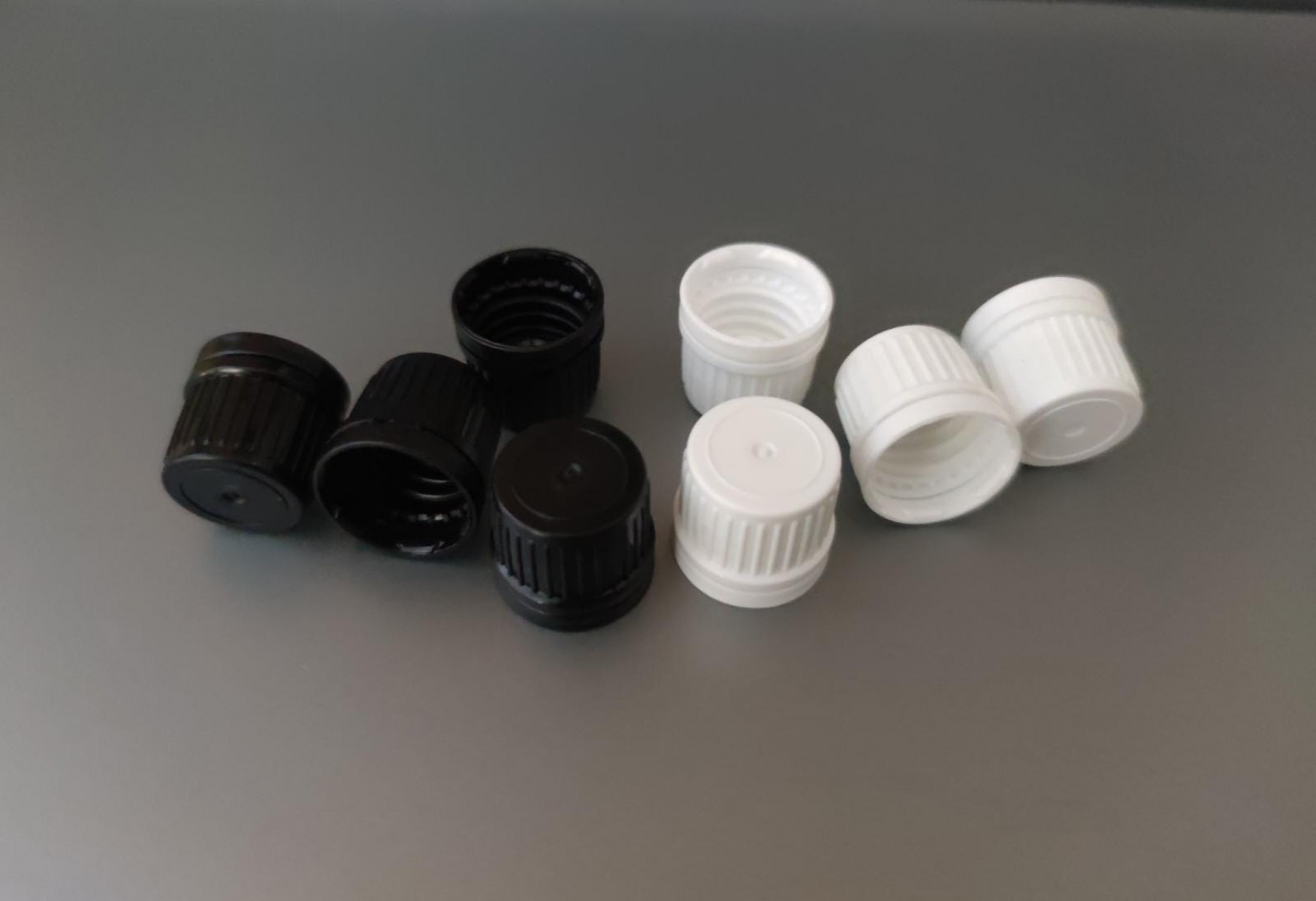 FCPKK-18*18/410 MM. SİYAH/BEYAZ PLASTİK KİLİTLİ KAPAK (ÇEVİRMELİ) FCPKK-18*18/410 MM. SİYAH/BEYAZ PLASTİK KİLİTLİ KAPAK (ÇEVİRMELİ)