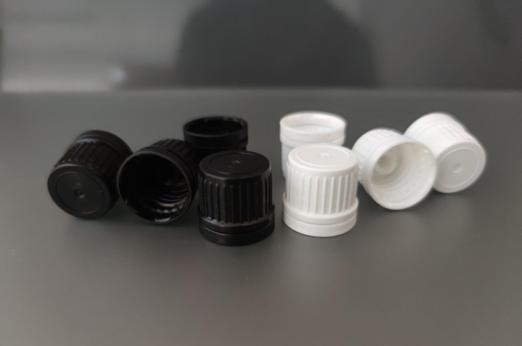 FCPKK-18*18/410 MM. SİYAH/BEYAZ PLASTİK KİLİTLİ KAPAK (ÇEVİRMELİ) FCPKK-18*18/410 MM. SİYAH/BEYAZ PLASTİK KİLİTLİ KAPAK (ÇEVİRMELİ)