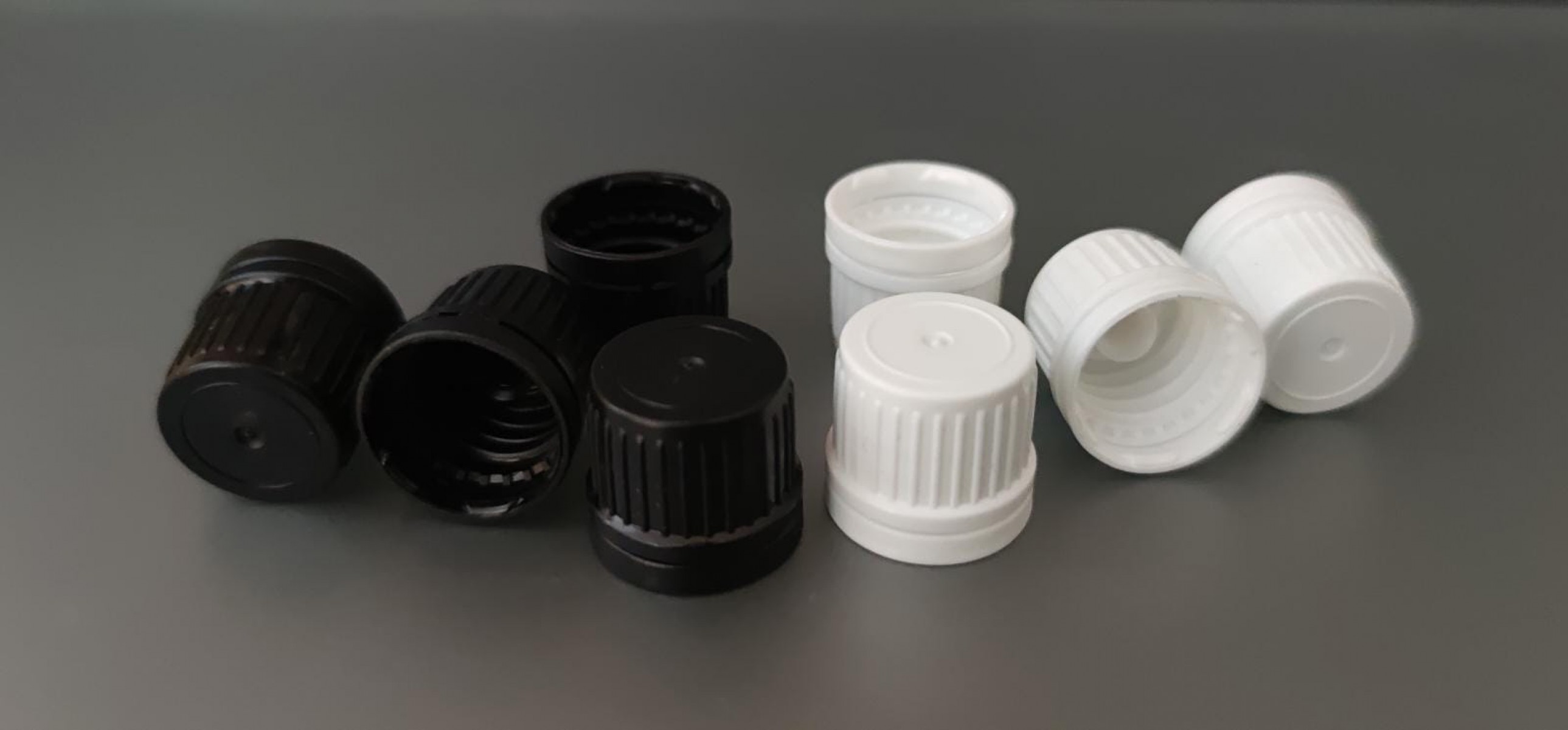 FCPKK-18*18/410 MM. SİYAH/BEYAZ PLASTİK KİLİTLİ KAPAK (ÇEVİRMELİ) FCPKK-18*18/410 MM. SİYAH/BEYAZ PLASTİK KİLİTLİ KAPAK (ÇEVİRMELİ)