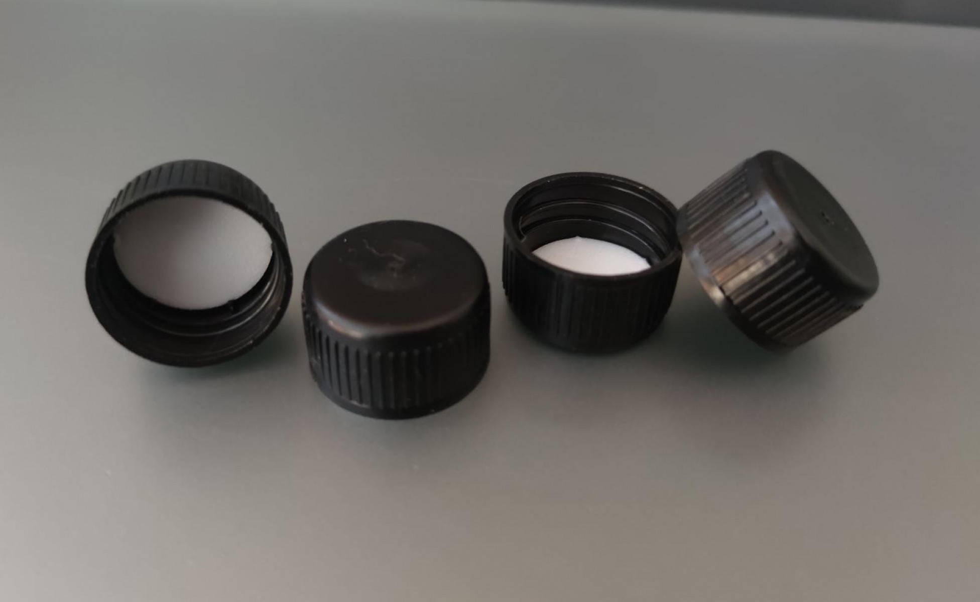 FCPKK-28*28/410 MM. SİYAH PLASTİK  KAPAK (ÇEVİRMELİ)