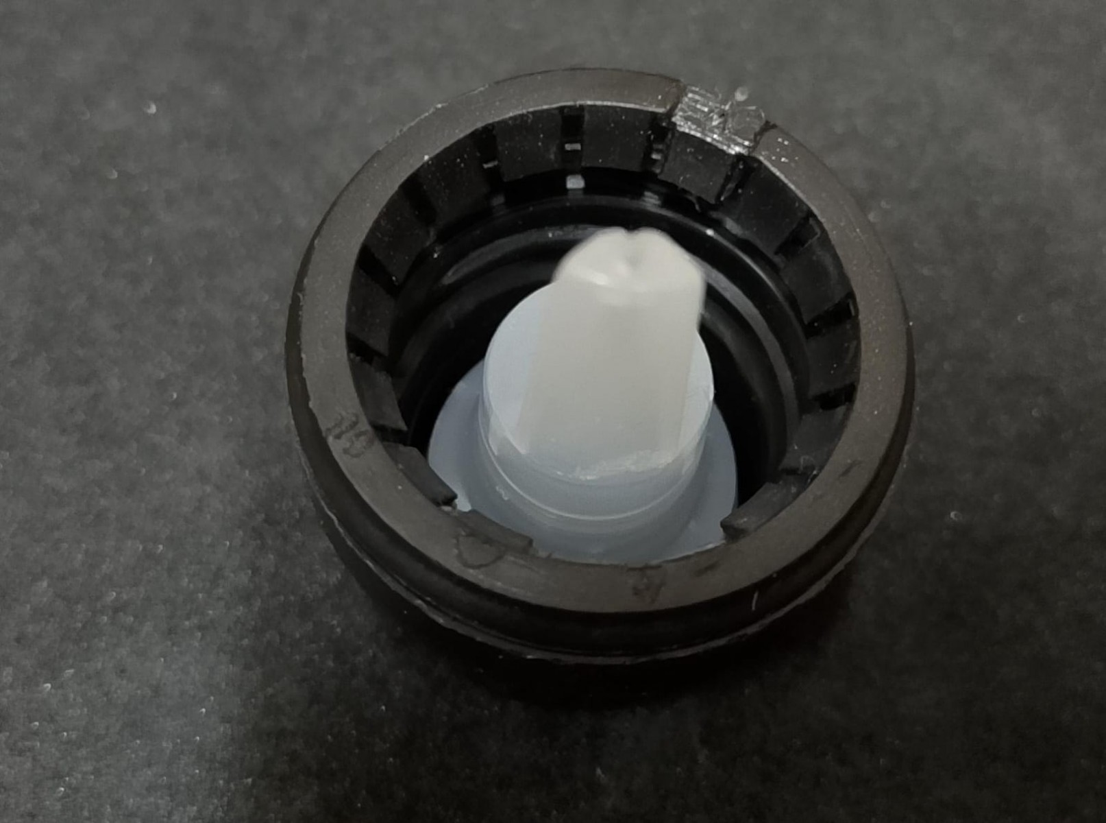 FDKı-18 * 28/MM AĞIZLI SİYAH İÇTEN DAMLALIKLI KAPAK FDKı-18 * 28/MM AĞIZLI SİYAH İÇTEN DAMLALIKLI KAPAK