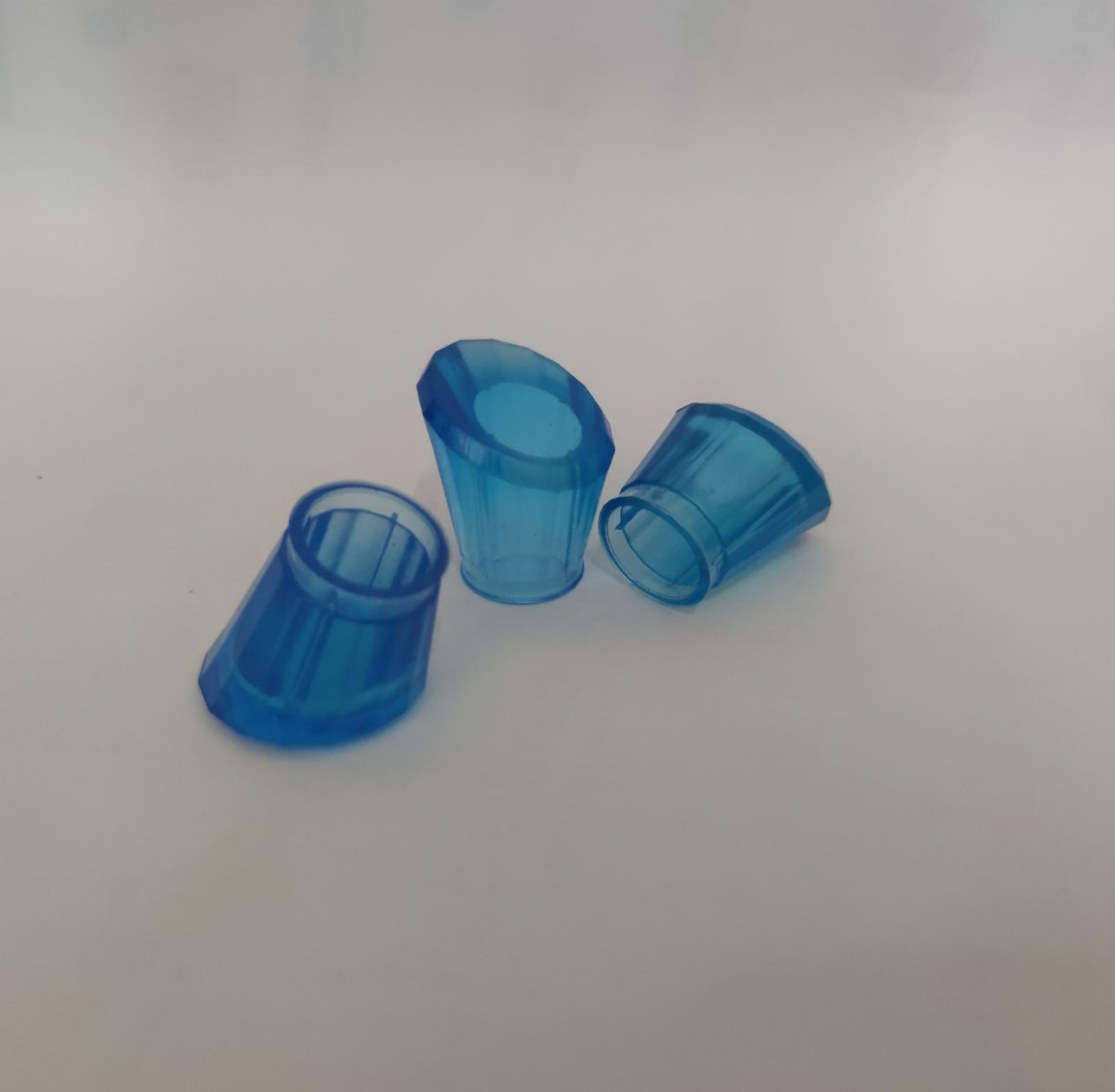 FKM-15 * 15 MM. MAVİ PLASTİK ŞEFFAF KAPAK FKM-15 * 15 MM. MAVİ PLASTİK ŞEFFAF KAPAK