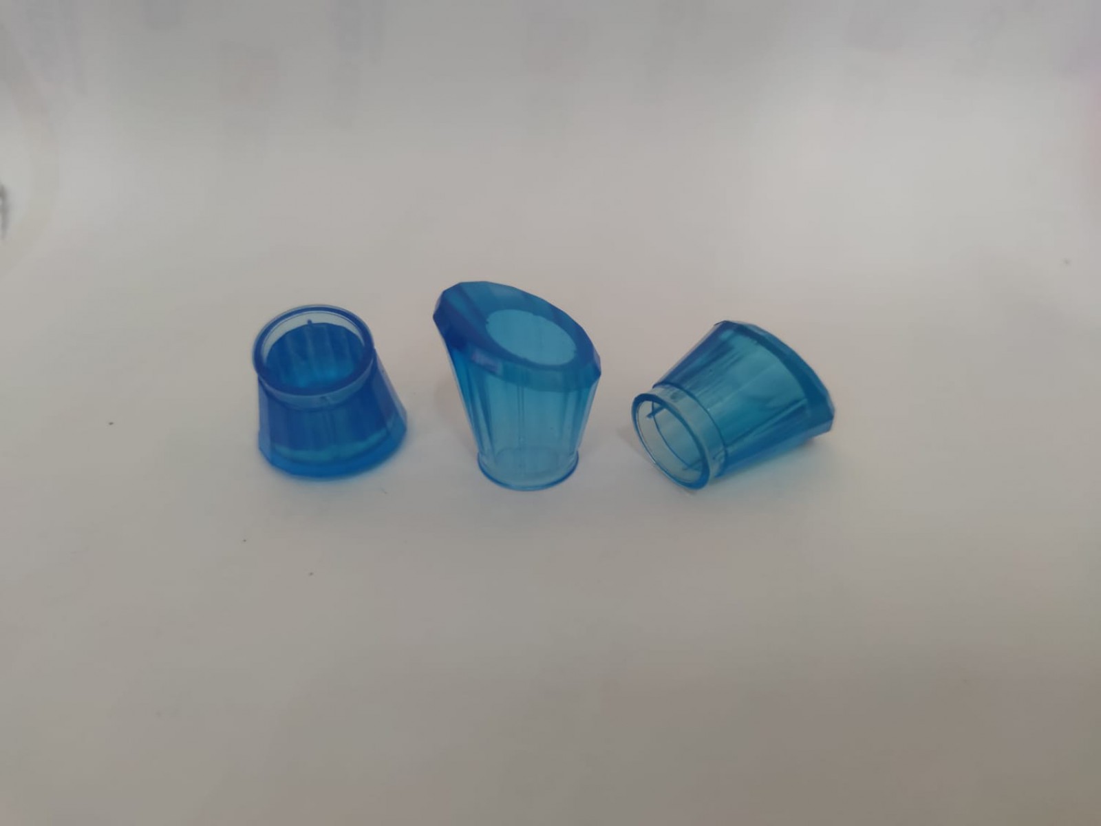 FKM-15 * 15 MM. MAVİ PLASTİK ŞEFFAF KAPAK FKM-15 * 15 MM. MAVİ PLASTİK ŞEFFAF KAPAK