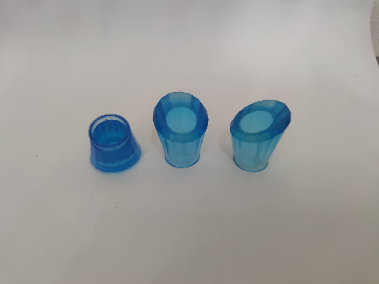 FKM-15 * 15 MM. MAVİ PLASTİK ŞEFFAF KAPAK FKM-15 * 15 MM. MAVİ PLASTİK ŞEFFAF KAPAK