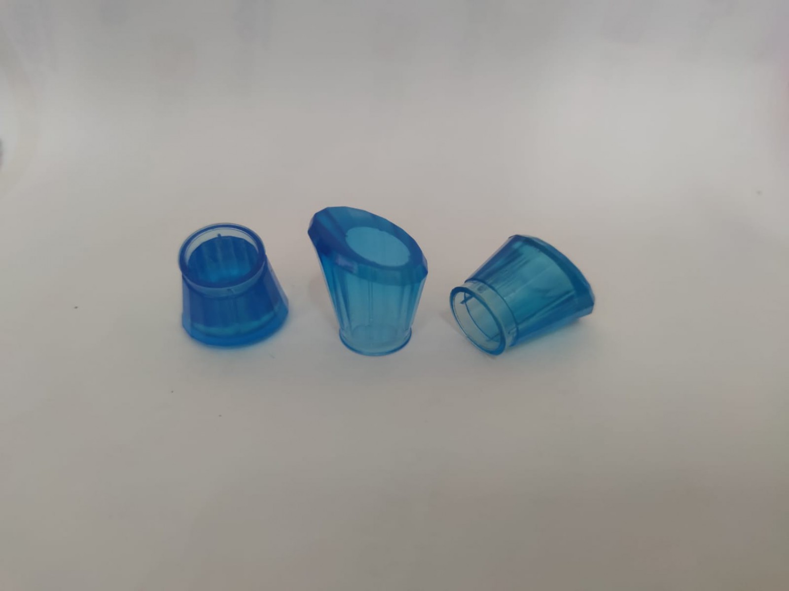 FKM-15 * 15 MM. MAVİ PLASTİK ŞEFFAF KAPAK FKM-15 * 15 MM. MAVİ PLASTİK ŞEFFAF KAPAK