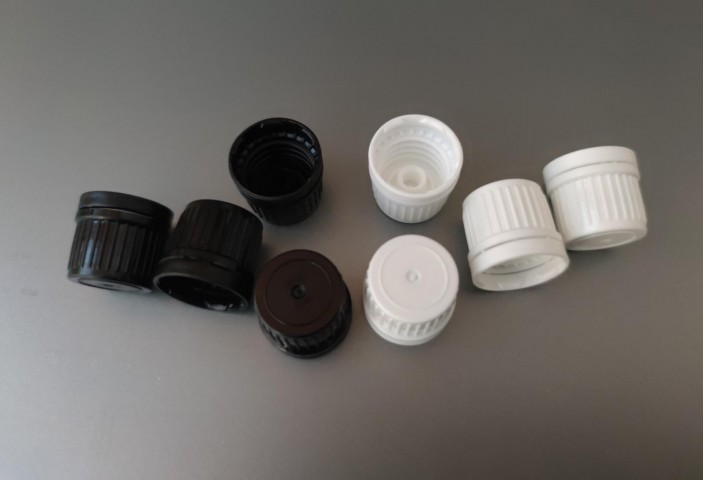 FCPKK-18*18/410 MM. SİYAH/BEYAZ PLASTİK KİLİTLİ KAPAK (ÇEVİRMELİ)
